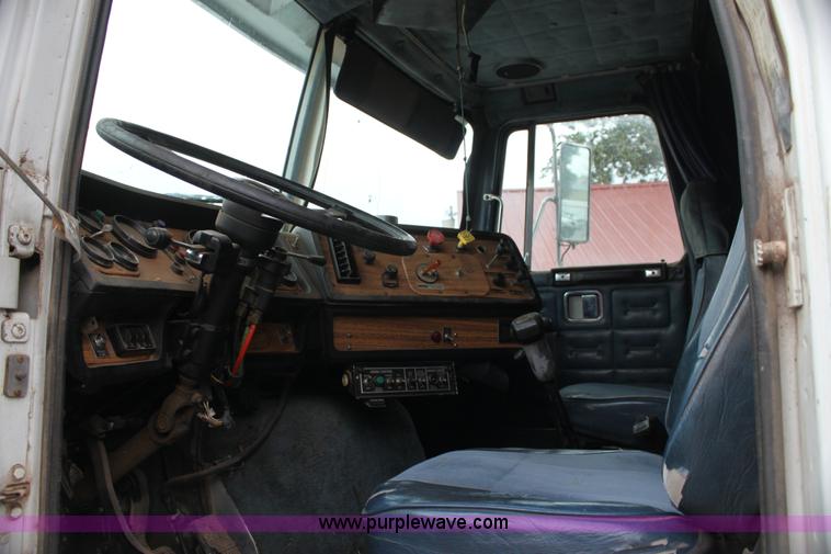 image for item H7391 1989 Volvo WIA semi truck