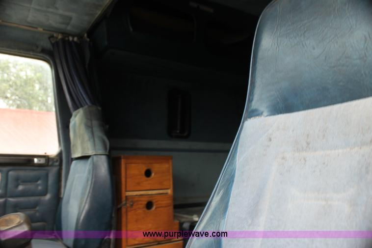 image for item H7391 1989 Volvo WIA semi truck