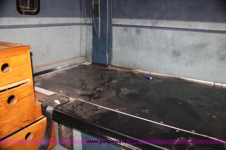 image for item H7391 1989 Volvo WIA semi truck