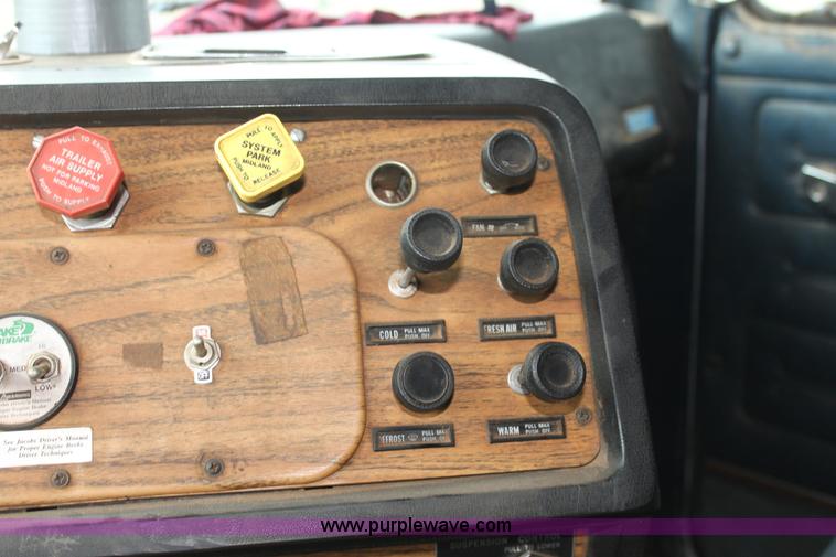 image for item H7391 1989 Volvo WIA semi truck