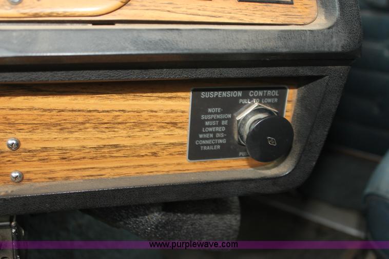 image for item H7391 1989 Volvo WIA semi truck