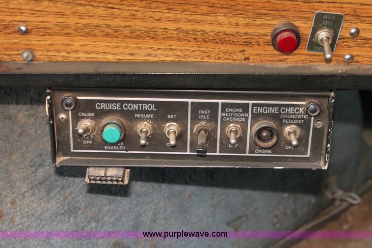 image for item H7391 1989 Volvo WIA semi truck