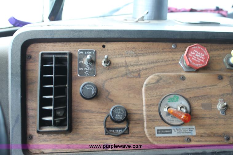 image for item H7391 1989 Volvo WIA semi truck