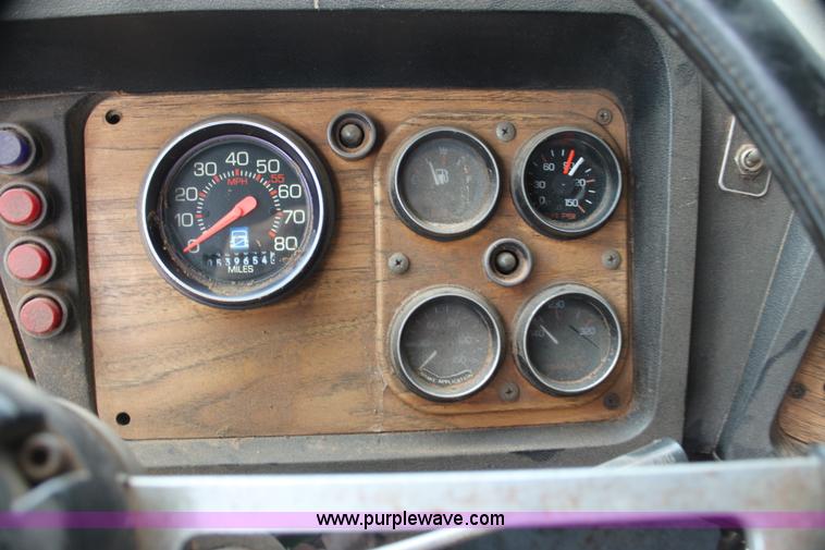 image for item H7391 1989 Volvo WIA semi truck