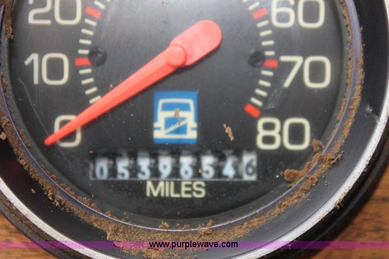 image for item H7391 1989 Volvo WIA semi truck