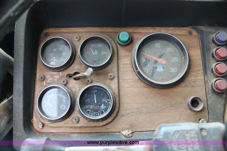 image for item H7391 1989 Volvo WIA semi truck