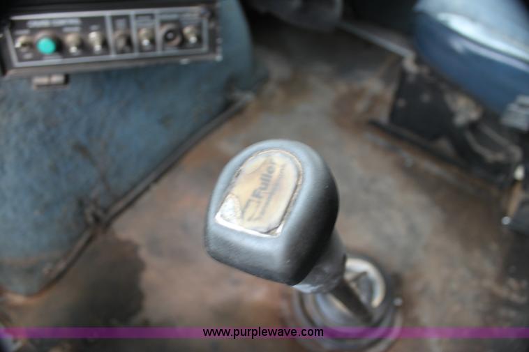 image for item H7391 1989 Volvo WIA semi truck