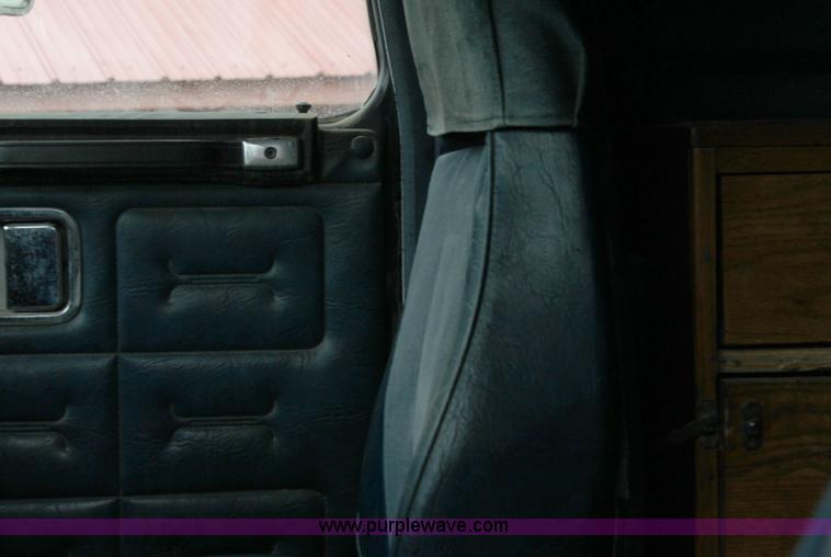 image for item H7391 1989 Volvo WIA semi truck