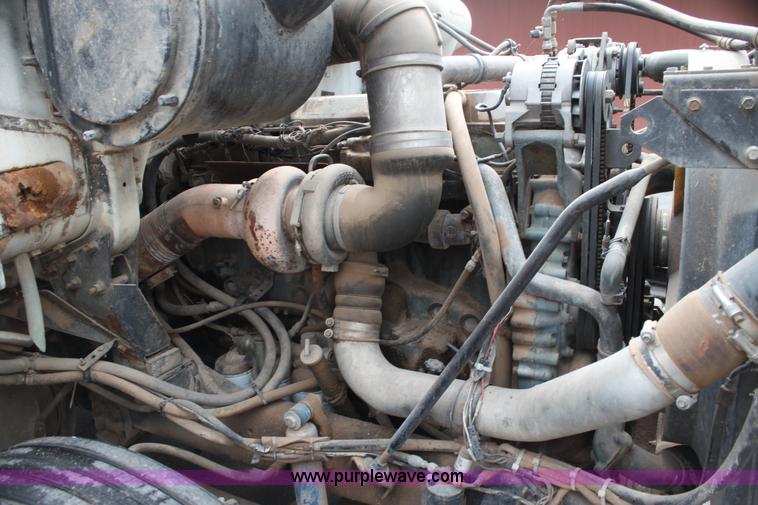 image for item H7391 1989 Volvo WIA semi truck