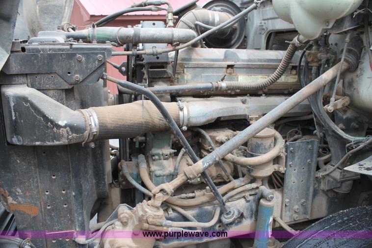 image for item H7391 1989 Volvo WIA semi truck