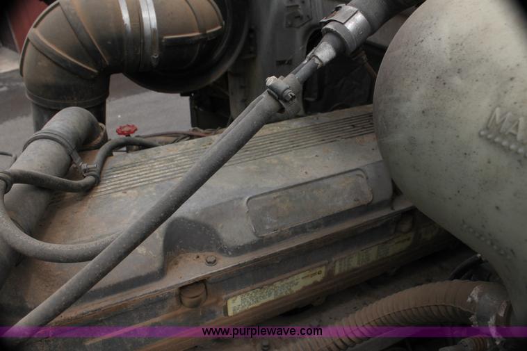 image for item H7391 1989 Volvo WIA semi truck