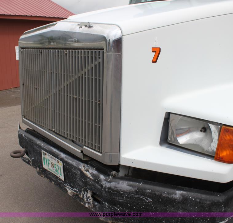 image for item H7391 1989 Volvo WIA semi truck