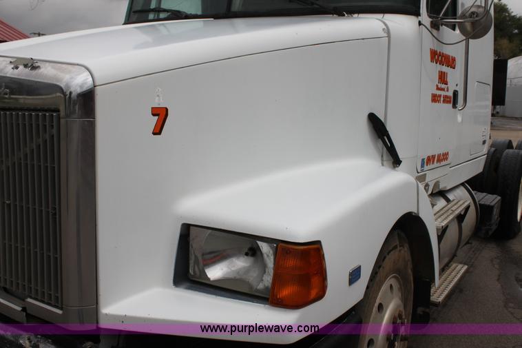 image for item H7391 1989 Volvo WIA semi truck