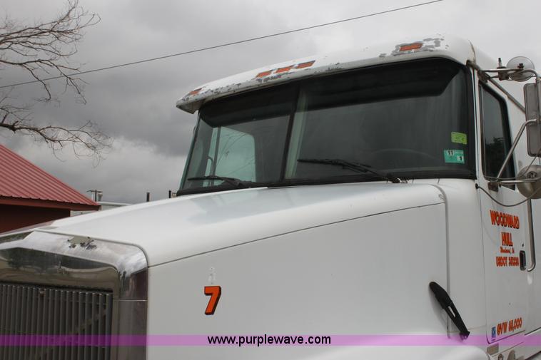 image for item H7391 1989 Volvo WIA semi truck