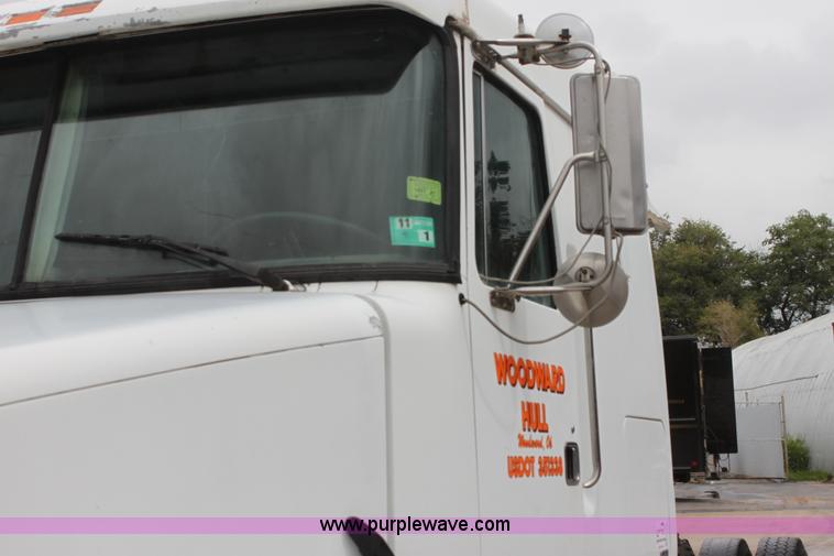 image for item H7391 1989 Volvo WIA semi truck