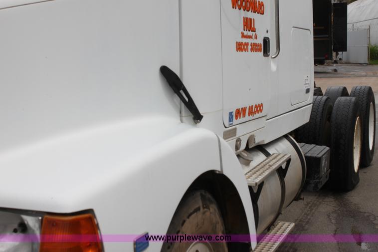 image for item H7391 1989 Volvo WIA semi truck