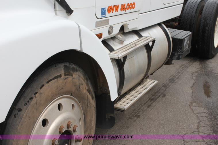 image for item H7391 1989 Volvo WIA semi truck