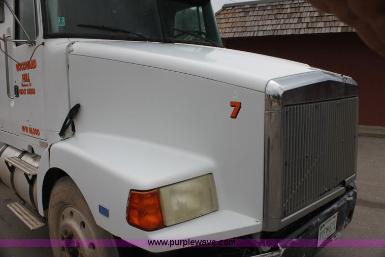 image for item H7391 1989 Volvo WIA semi truck