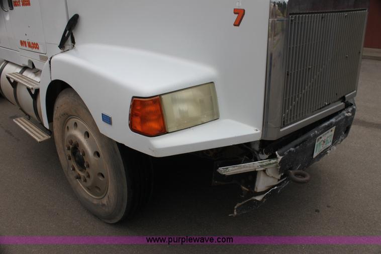 image for item H7391 1989 Volvo WIA semi truck