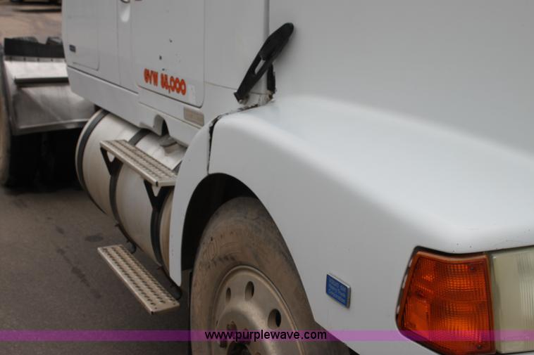 image for item H7391 1989 Volvo WIA semi truck