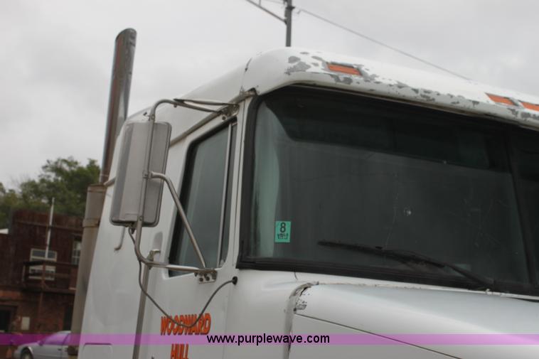 image for item H7391 1989 Volvo WIA semi truck