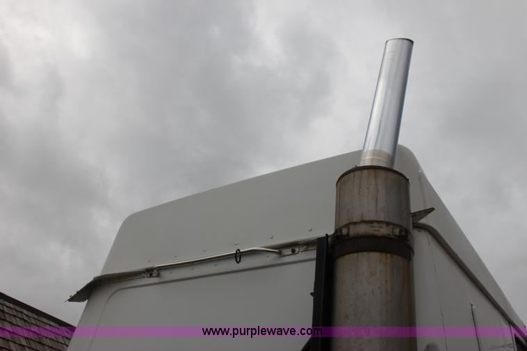 image for item H7391 1989 Volvo WIA semi truck