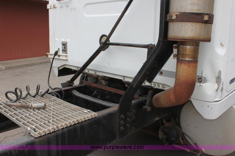 image for item H7391 1989 Volvo WIA semi truck