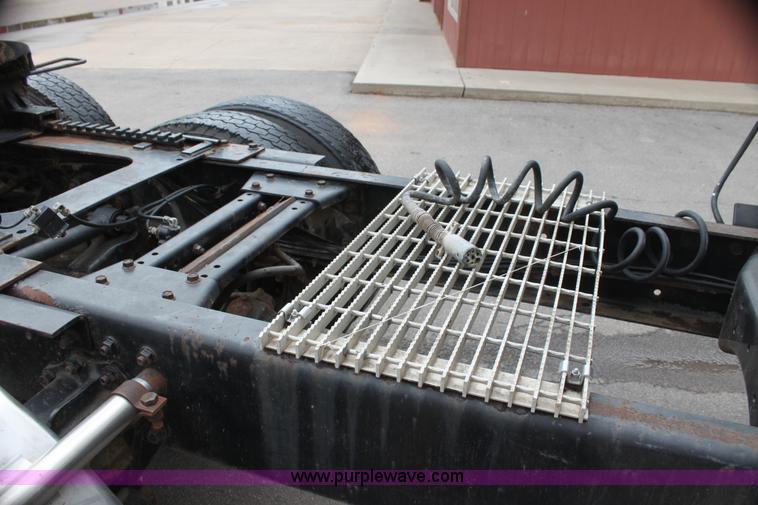 image for item H7391 1989 Volvo WIA semi truck