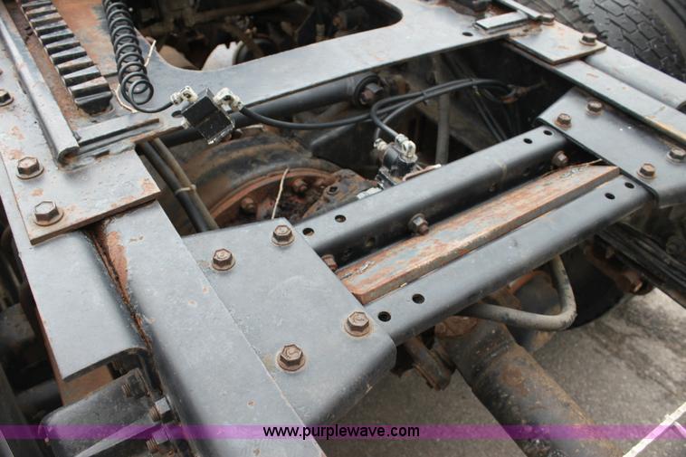 image for item H7391 1989 Volvo WIA semi truck