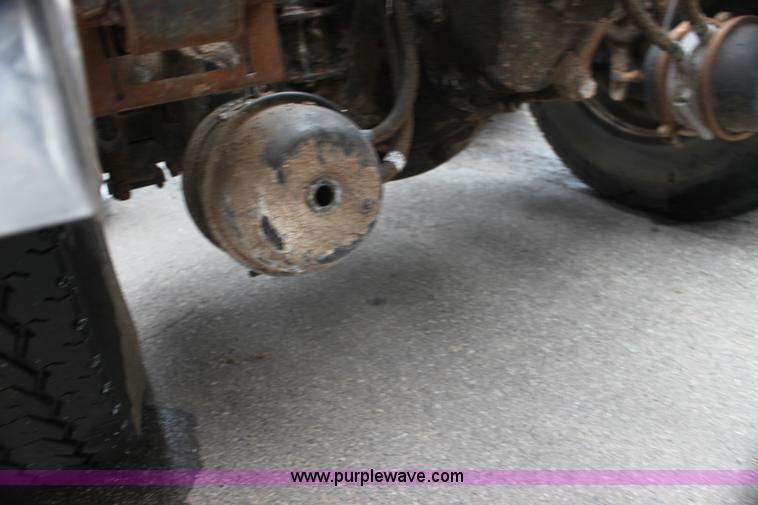 image for item H7391 1989 Volvo WIA semi truck