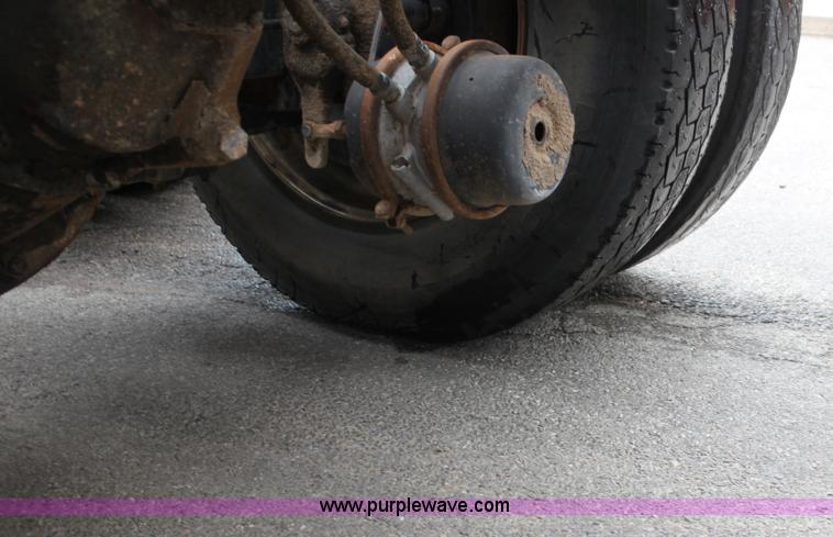 image for item H7391 1989 Volvo WIA semi truck