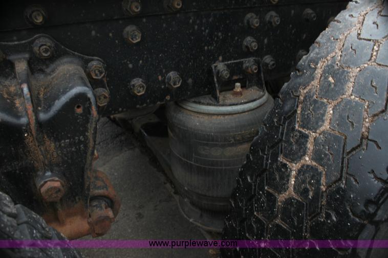 image for item H7391 1989 Volvo WIA semi truck