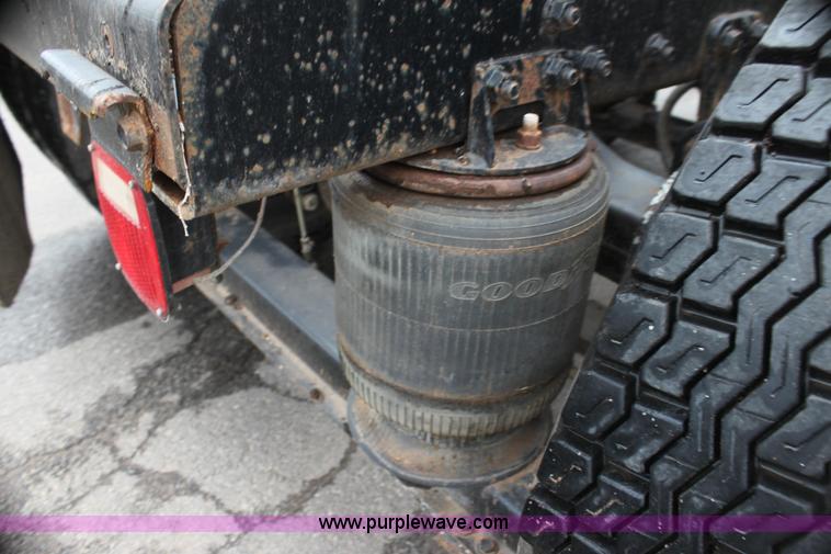 image for item H7391 1989 Volvo WIA semi truck