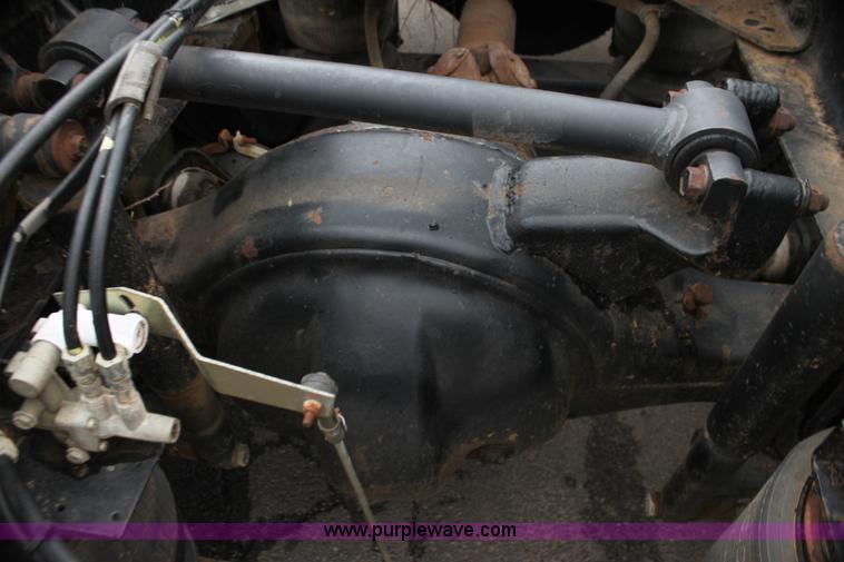 image for item H7391 1989 Volvo WIA semi truck