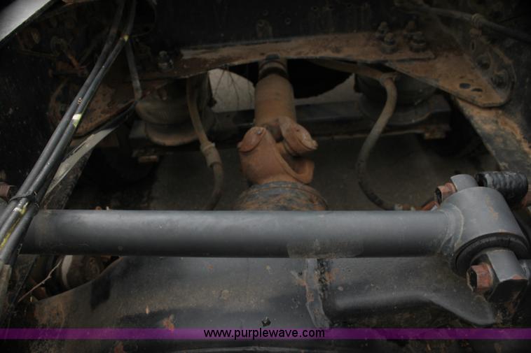 image for item H7391 1989 Volvo WIA semi truck