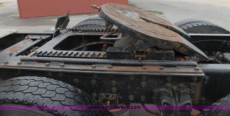 image for item H7391 1989 Volvo WIA semi truck