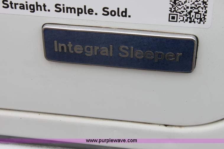 image for item H7391 1989 Volvo WIA semi truck