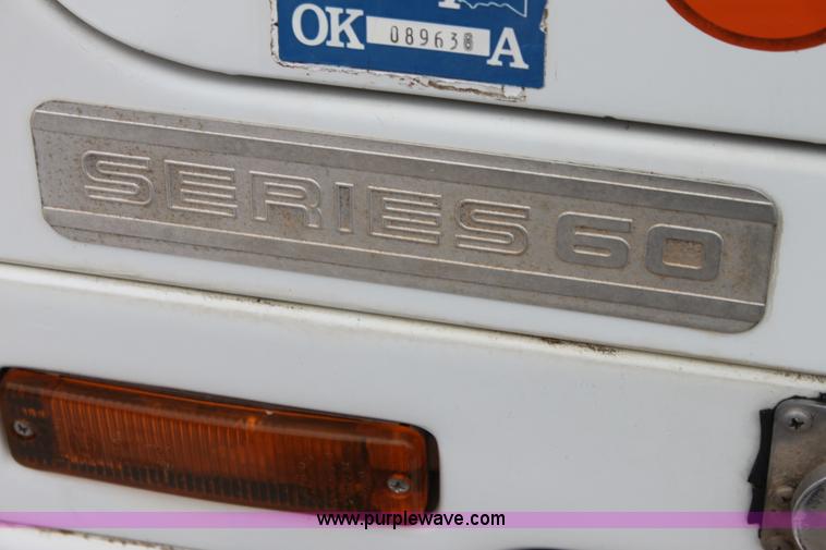 image for item H7391 1989 Volvo WIA semi truck