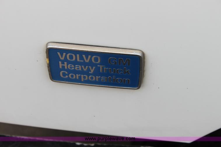 image for item H7391 1989 Volvo WIA semi truck