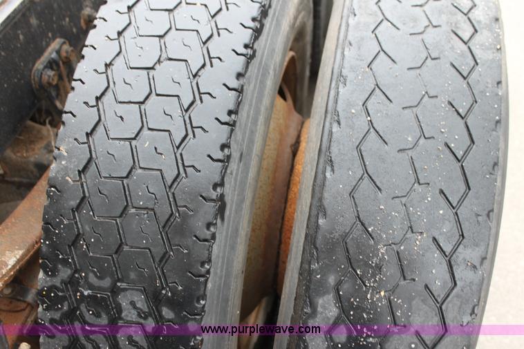 image for item H7391 1989 Volvo WIA semi truck