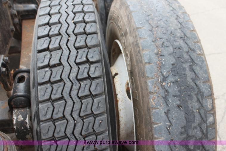 image for item H7391 1989 Volvo WIA semi truck