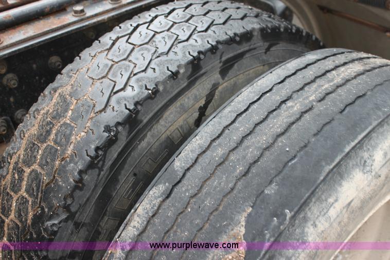 image for item H7391 1989 Volvo WIA semi truck