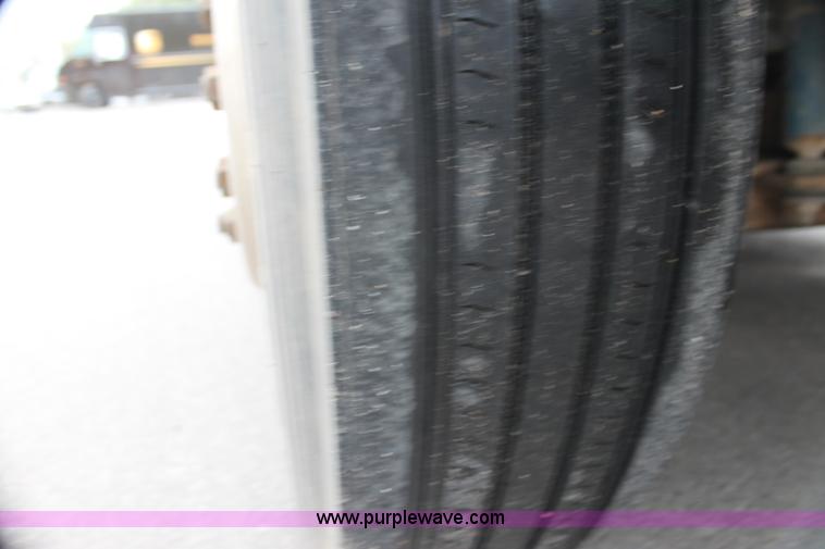 image for item H7391 1989 Volvo WIA semi truck