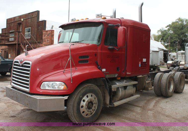 image for item H7392 2002 Mack CX613 Vision semi truck