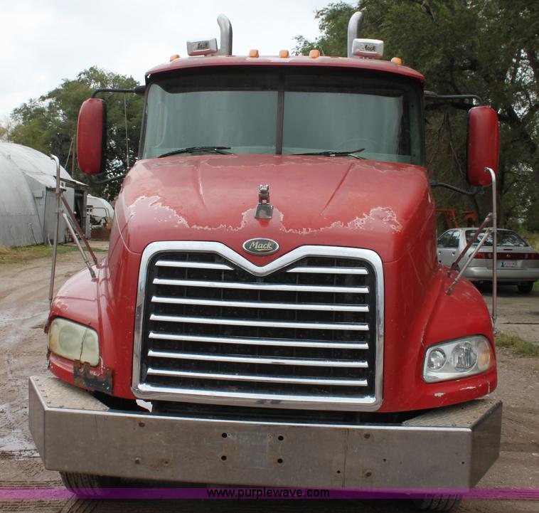 image for item H7392 2002 Mack CX613 Vision semi truck