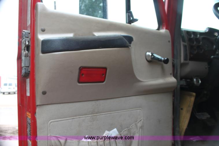 image for item H7392 2002 Mack CX613 Vision semi truck