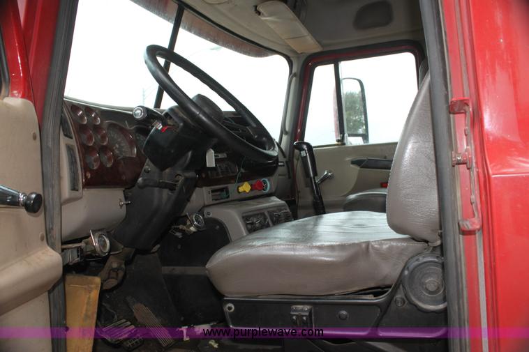 image for item H7392 2002 Mack CX613 Vision semi truck