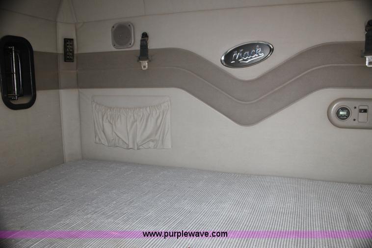 image for item H7392 2002 Mack CX613 Vision semi truck