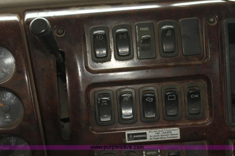 image for item H7392 2002 Mack CX613 Vision semi truck