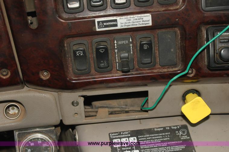 image for item H7392 2002 Mack CX613 Vision semi truck